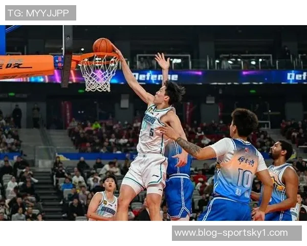 杨瀚森能否逆转局势开拓者三节领先雄鹿21分面临挑战